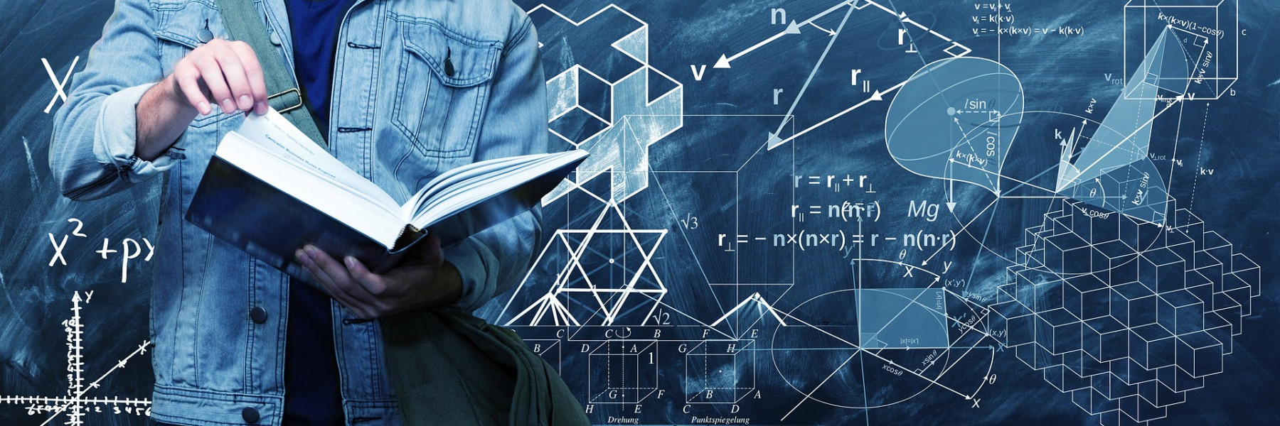 Tułów człowieka trzymający książkę, z tyłu tablica z wzorami matematycznymi